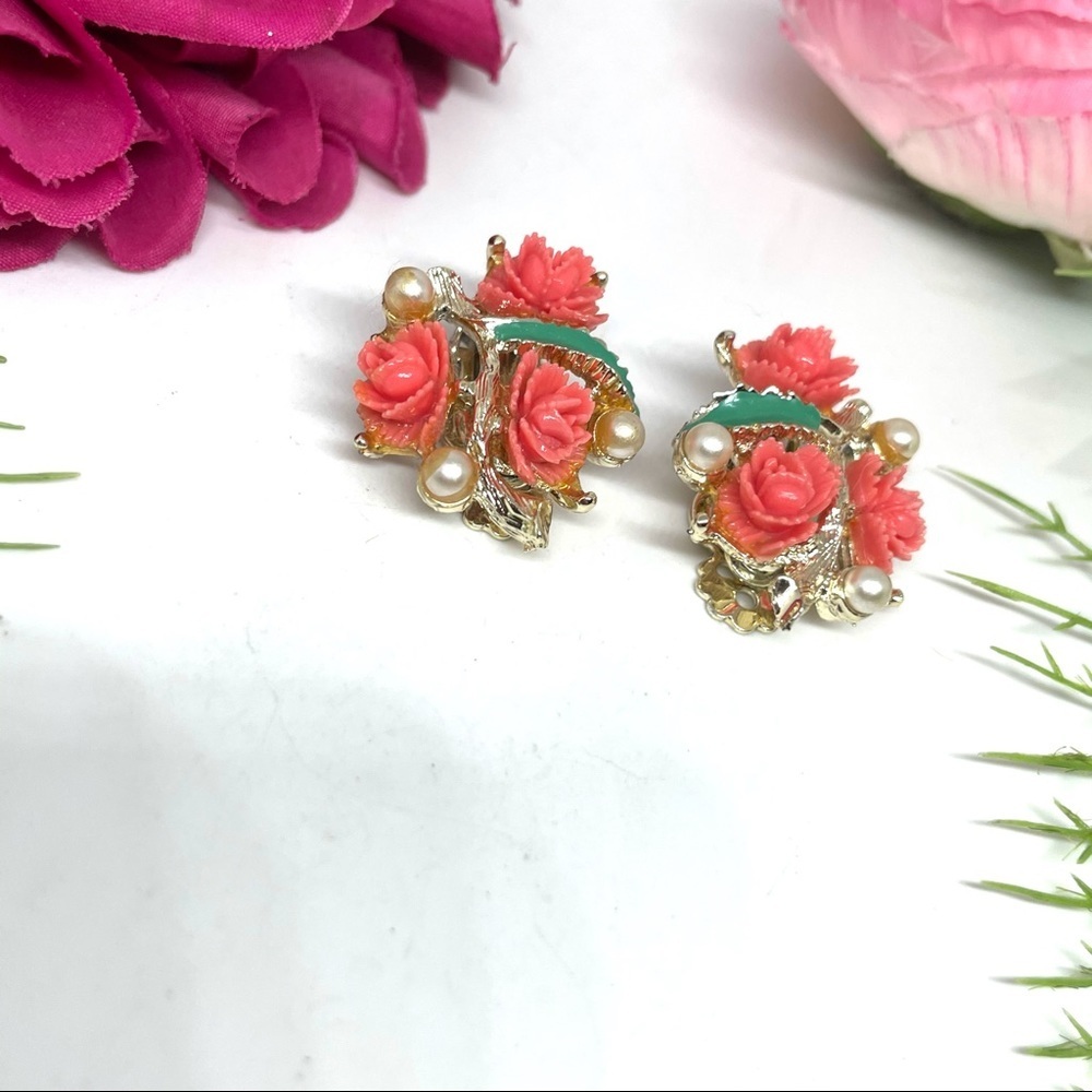 VINTAGE⚜️Carved Flower & Pearl Cluster Clip Earrings - Picture 3 of 7